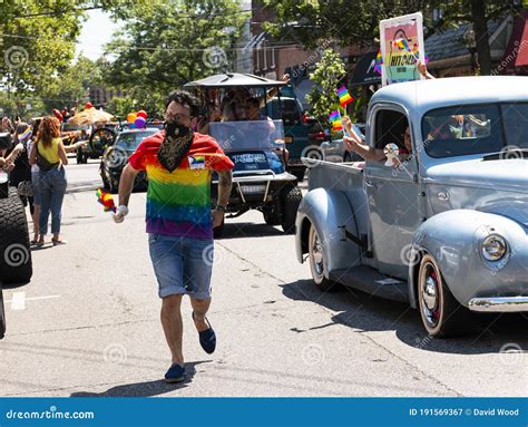 Hombre Corriendo Al Lado De Los Coches En El Desfile Del Orgullo Gay Con La Cara Cubierta