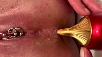 Masturbarse anal con tacones altos dorados y dedos en el culo y jugo de coño y montar el culo en