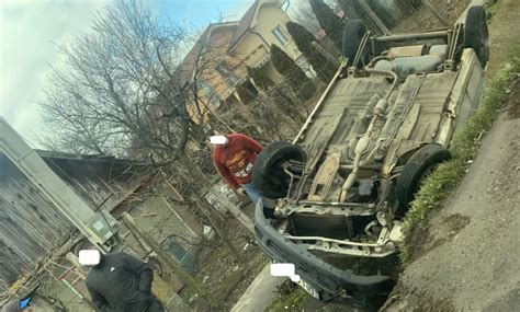 FOTO Mașină răsturnat în șanț după coliziunea cu un camion pe DN 19