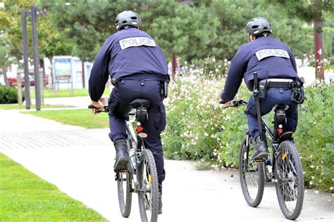 Une Police à Cheval Dans Le Bassin De Vichy Vichy 03200 La Montagne