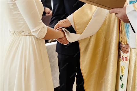 Noivo Da Mulher Do Padre - Padre segurando as mãos da noiva estilosa e do noivo elegante na ...