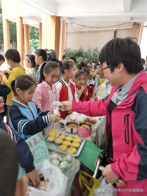 繽紛校園｜體驗誠信經營 領略數學魅力——官橋小學舉行2018秋季學期小商品交易會暨數學周活動 每日頭條