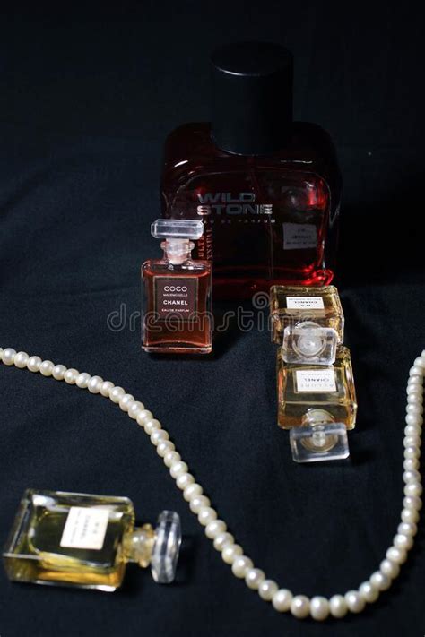 Chanel Perfume Y Botellas De Piedra Silvestre Aisladas En Fondo Negro