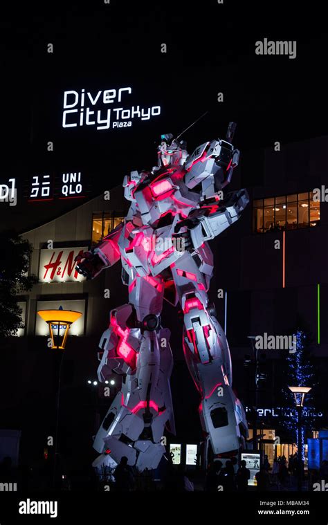 Life Sized Unicorn Gundam Statue In Front Of Diver City Department