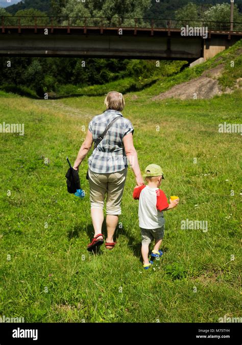 Oma Ist Laufen Mit Ihren Enkelkindern Auf Dem Rasen Stockfotografie Alamy