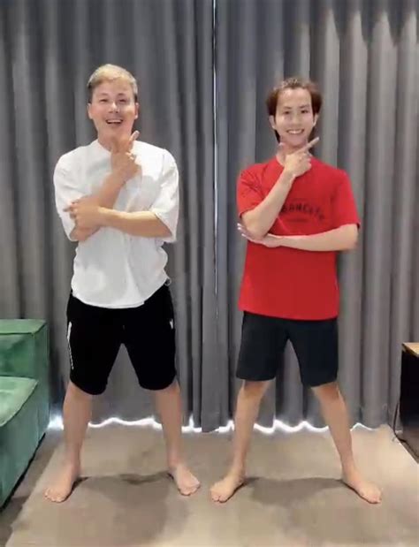 Vì sao loạt TikToker thích thú với điệu nhảy lật tay cực hot tháng