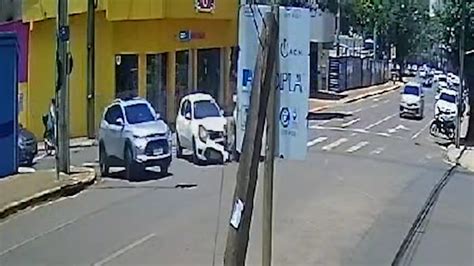 Câmera flagra batida entre carros no Centro de Cascavel Vídeo Dailymotion