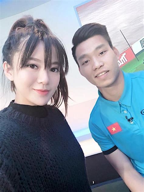 Hot girl và hot boy 29 1 2018 Tú Linh xinh đẹp chụp ảnh cùng U23 Việt Nam vợ chồng Tố Như đi