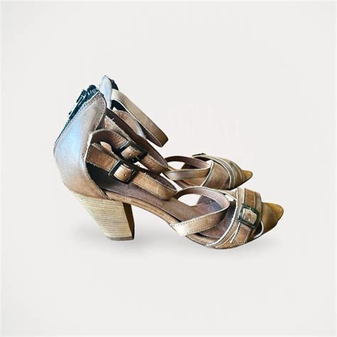 Se produkter som liknar Nude skinnsandaler på Tradera 679831574