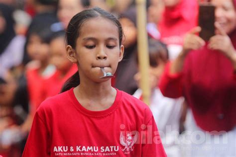 Foto Lomba Gigit Kelereng Meriahkan Hut Kemerdekaan Ri Ke