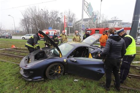 Rozbi Ferrari Warte Ponad Milion Z Otych Na Al Mickiewicza Wypadek W