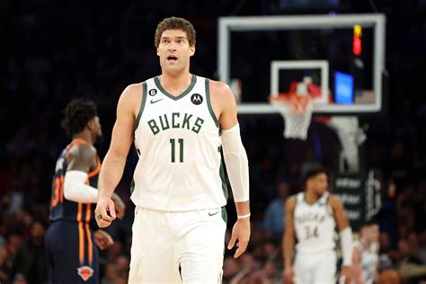 Nba Rumors Brook Lopez Wants To Stay With Milwaukee Bucks Long Term And Win Defensive Player Of