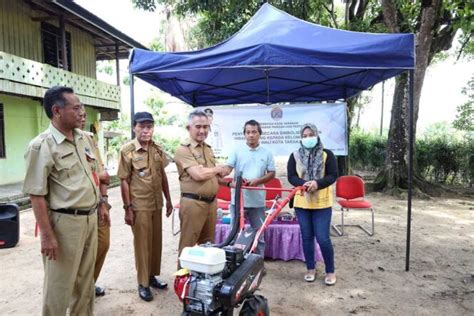 Penyerahan Secara Simbolis Bantuan Hibah Barang