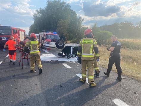 Poważny wypadek pod Świebodzinem Auto osobowe dachowało po zderzeniu z