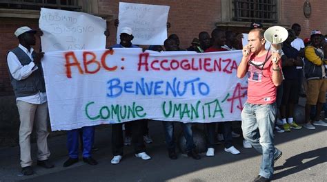 Profughi Protesta Davanti Alla Prefettura Scappiamo Dalle Guerre