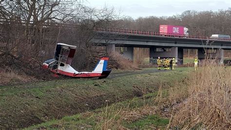 Unglück in Niedersachsen Flugzeug stürzt neben A1 ab