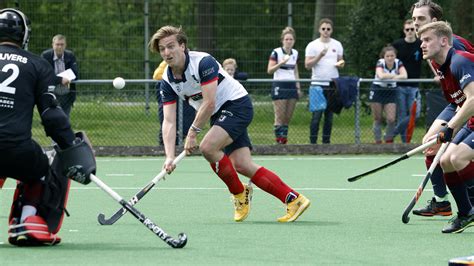 Huizen En Naarden Maken Reclame Voor Het Hockey En Houden Elkaar In