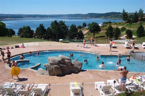 Campingplatz Les Terrasses du lac de Naussac in Languedoc-Roussillon