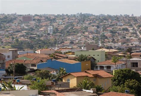 Agefis faz derrubada de construções em Vicente Pires