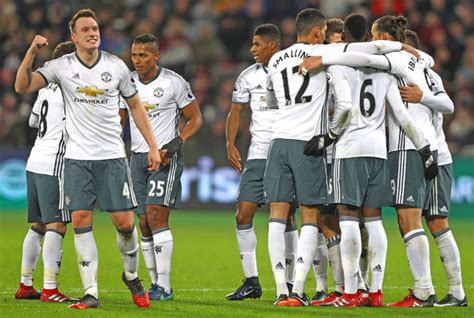 Man Utd News Gary Neville Gives Thoughts On Red Devils Title Hopes