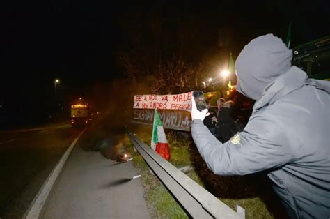 Secondo Giorno Di Protesta Per Gli Agricoltori Oggi Corteo Sotto La