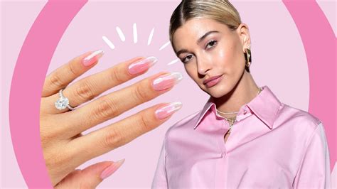 Hailey Bieber Trägt Strawberry Glazed Donut Nails Und Damit Das