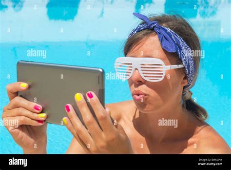 Belle jeune fille bikini Banque de photographies et dimages à haute résolution Alamy