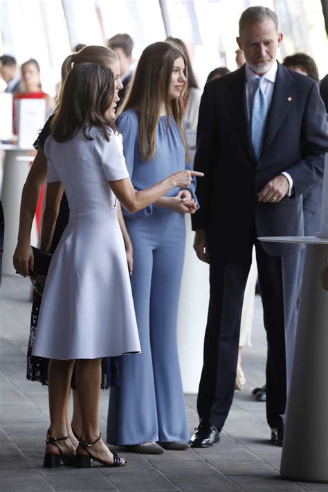 La Reina Letizia no arriesga se copia a sí misma con un vestido de