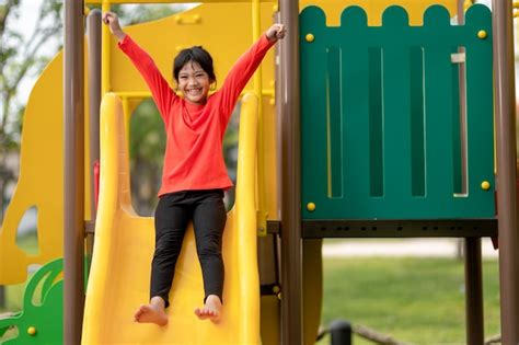 Enfant Jouant Sur Une Aire De Jeux Ext Rieure Les Enfants Jouent Dans