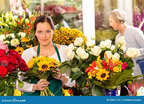 Florista De La Mujer Que Vende La Floristería Del Ramo De Los Girasoles