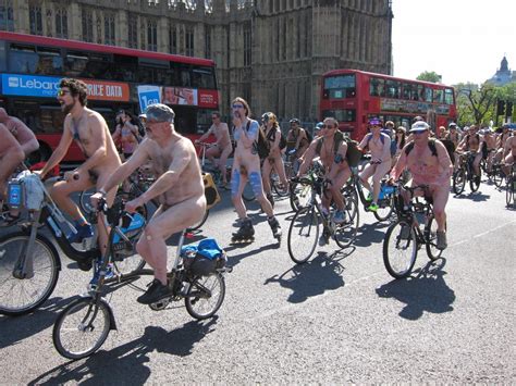 Nakupyöräilijöitä Lontoossa World Naked Bike Ride Ninan verkkareissa