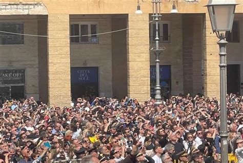 La Statua Di Sant Oronzo Torna A Svettare Nel Cielo Di Lecce Tiscali