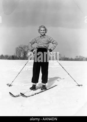 Jeune Fille Blonde Portant Des Lunettes De Ski Et Un Manteau D Hiver Pour Le Ski Sur Fond Rouge