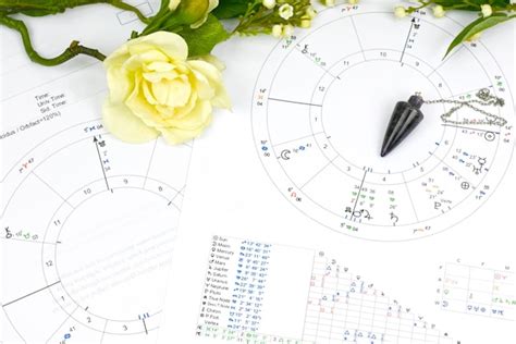 Carta Natal De Astrología Impresa Y Flores Blancas Y Lugar De Trabajo De Péndulo De Astrología