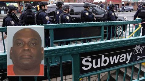 Policía De Nueva York Sigue Tras La Pista Del Atacante Del Metro