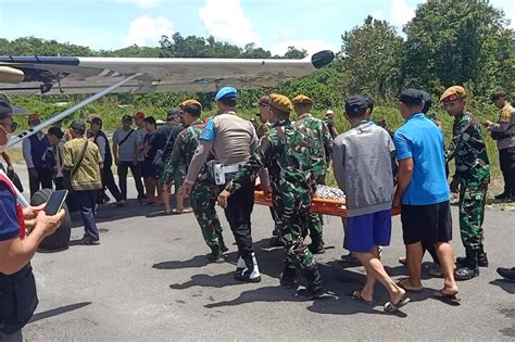 Kesigapan Personel TNI Polri Di Perbatasan RI Malaysia Bantu Warga