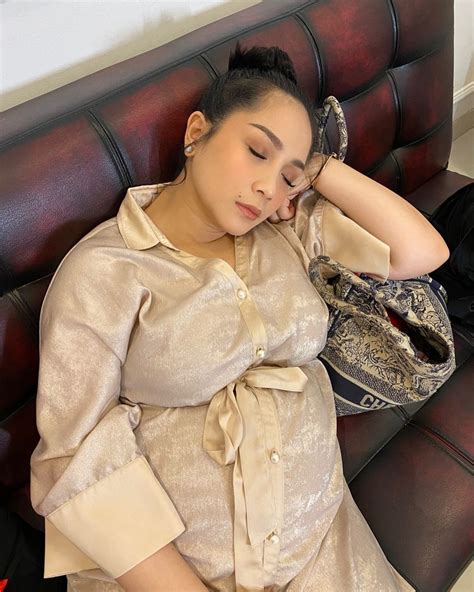 Nagita Slavina Unggah Foto Tertidur Dengan Gaya Anggun Dan Riasan Wajah