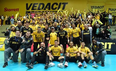 Festa na Ponte Grande Vedacit Vôlei Guarulhos vence Atibaia e