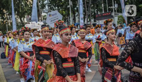 Parade Budaya Beautiful Heritage Of Indonesia Di Cfd Foto