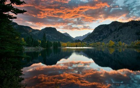 Lac Ciel Nuages Montagnes Arbres Réflexion De Leau Automne Fonds