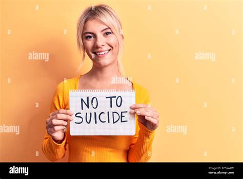 Jeune Belle Femme Blonde Demandant La D Pression Tenant Le Papier Sans Pour Le Message De