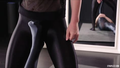 Strapless Dildo At The Gym
