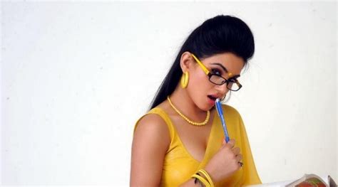 All Indian Beauties Kavya Singh Showing Hot Cleavage N Boobs N Navel Stills