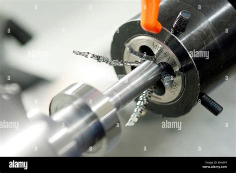 Cutting a screw thread on a lathe Stock Photo - Alamy