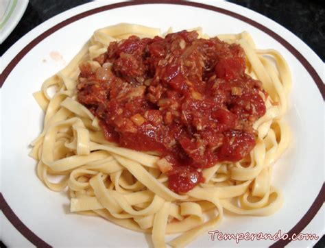 Macarrão Ao Molho De Tomate E Atum Temperando