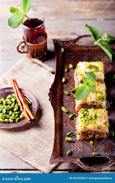 Postre Turco De La Nuez Y De Los Pasteles Del Phyllo Baklava Foto De