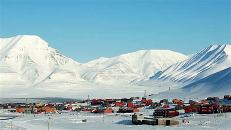 LONGYEARBYEN, SPITSBERGEN, NORWAY - 03 APRIL, 2015: Small Town ...