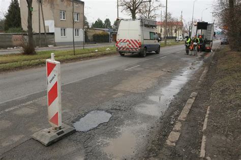 Drogowcy Walcz Z Dziurami Na Drogach Prace Trwaj W Wielu Cz Ciach