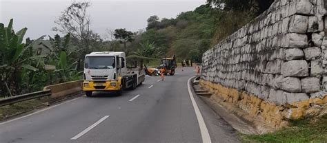 Descida Da Serra Das Araras é Liberada Após Carga De Vidro De Caminhão