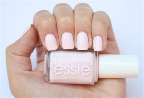 le vernis à ongles en rose pâle est une tendance pour l été voici